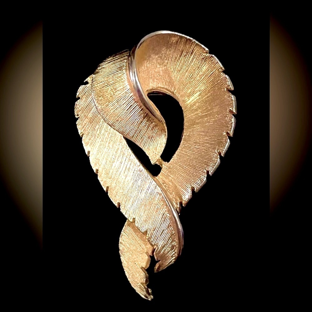 Vintage gold tone brooch​​​​​